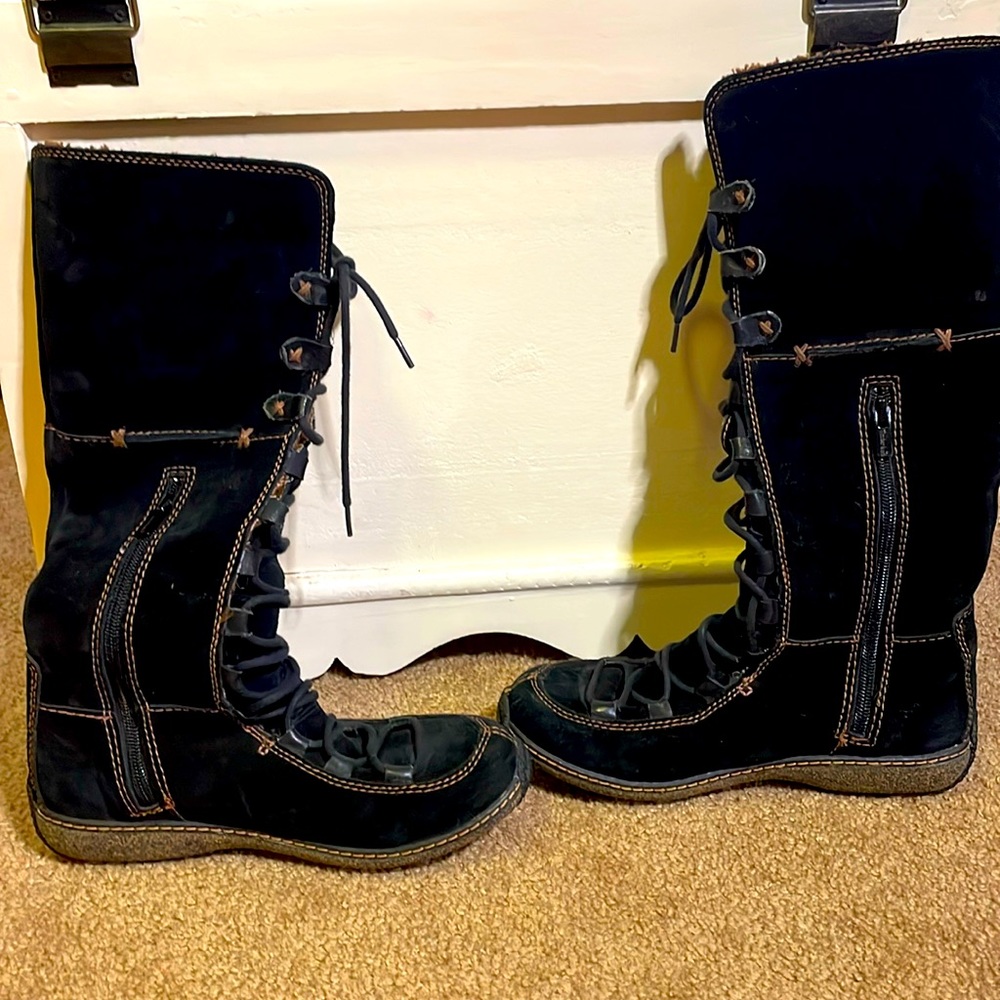 Woman's Timbler snow boots. Black. Size = 7. Waterproof.